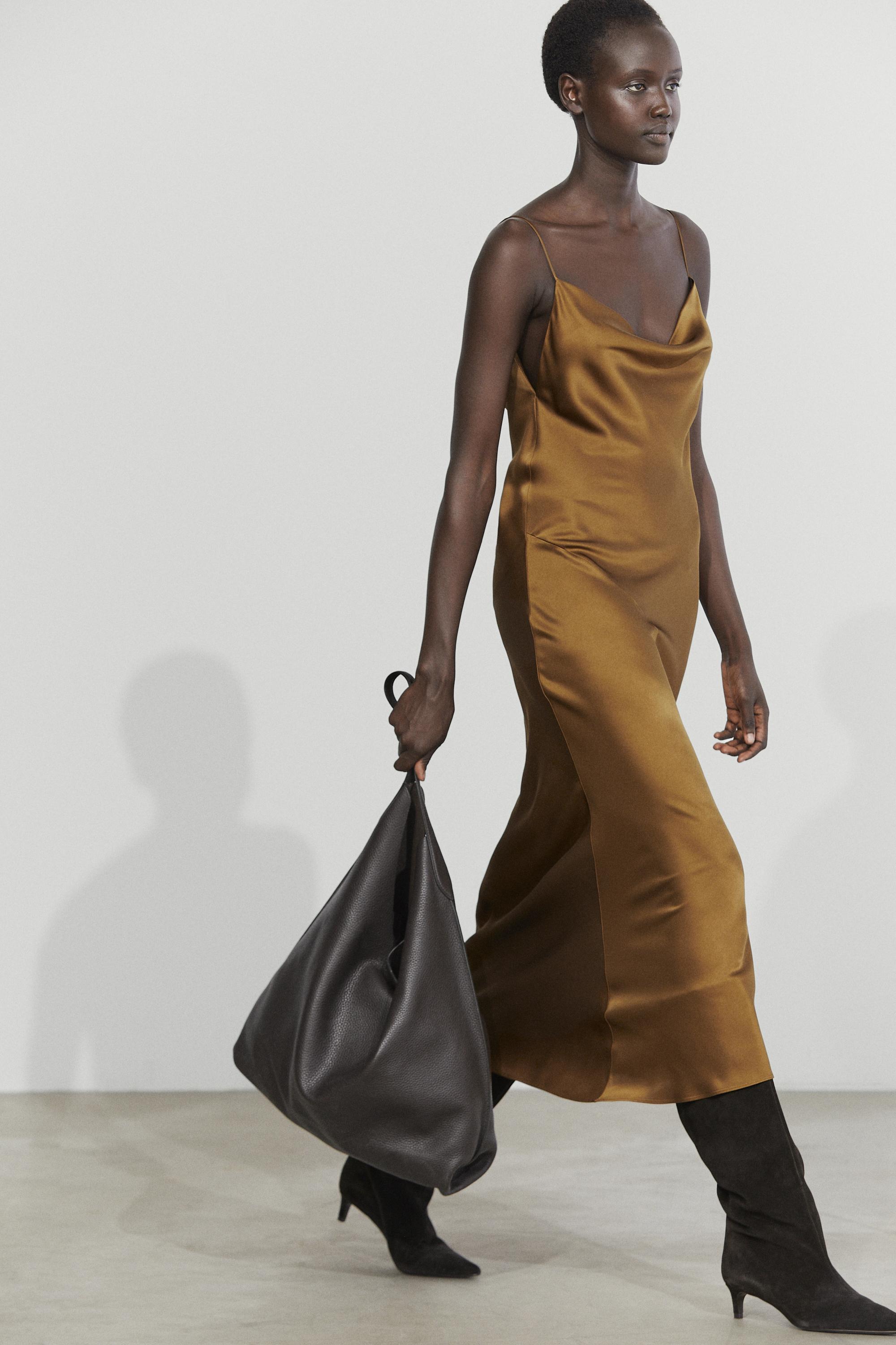 Robe midi fluide satinée